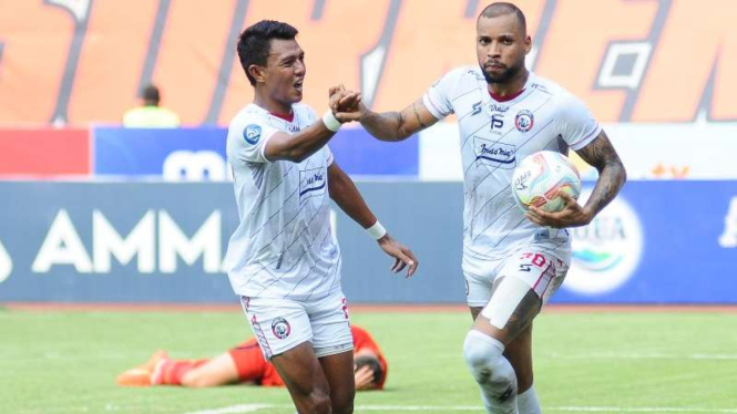 Bomber Arema FC, Gustavo Almeida