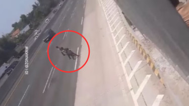 Aksi Tiga Pelajar Berseragam Pramuka Nekat Berjoget di Tengah Jalan Tol