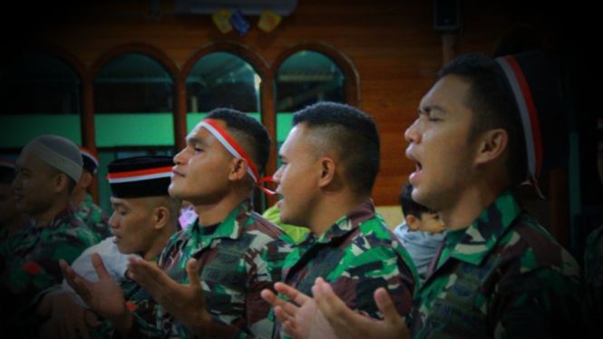 VIVA Militer: Pasukan Raja 754 Kostrad gemakan sholawat.