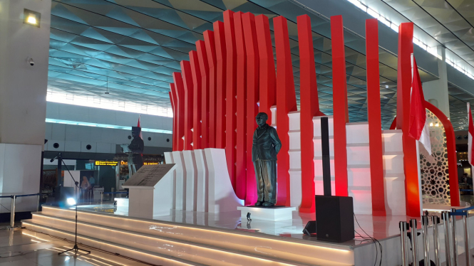 Monumen Proklamasi hadir pertama kali di Bandara Soekarno-Hatta, Tangerang. 