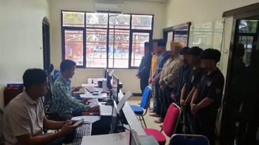 Delapan anggota geng motor ditangkap polisi karena menyatroni markas TNI