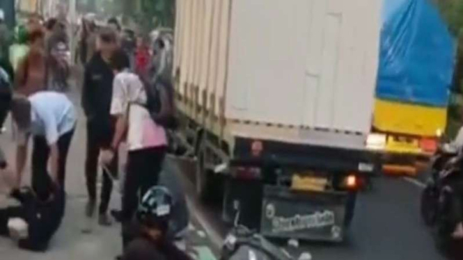 Kecelakaan truk tabrak 7 motor di Lenteng Agung, Jaksel.