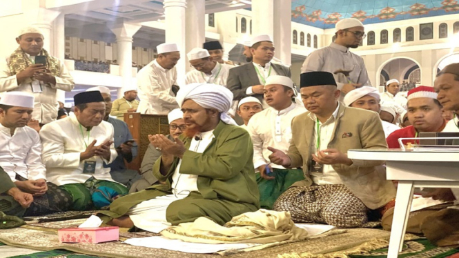 Habib Umar bin Hafidz di Masjid Nasional Al Akbar Surabaya