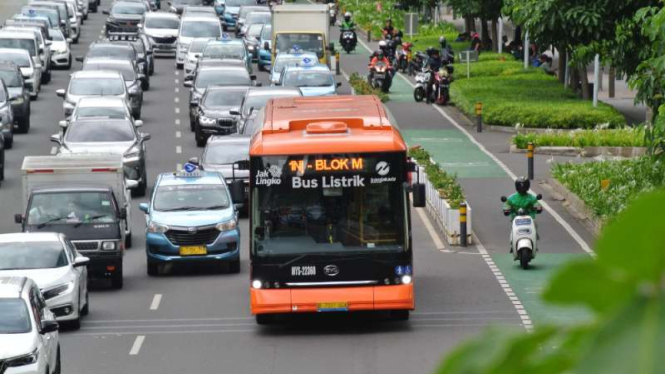 Bus listrik VKTR.