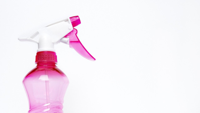 Ilustrasi botol spray pelembut dan pewangi pakaian