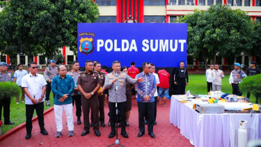 Kapolda Sumut, Irjen Pol Agung Setya Imam Effendi saat memberikan keterangan pers kasus pembobolan ATM.