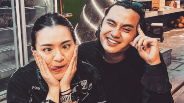 Nathalie Holscher bersama Yogi Ilham