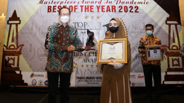 Anggela Permatasari terima penghargaan untuk produk garapannya
