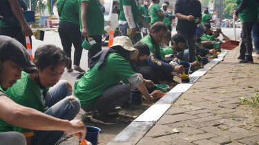 Komunitas Ojek Online lakukan pengecatan separator jalan