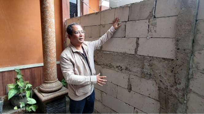 Pintu masuk rumah kos di Kabupaten Bandung ditutup tembok, akses jalan ditutup