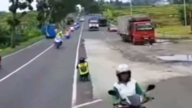 Rombongan Moge Usir Pengguna Jalan saat Hendak Melintas