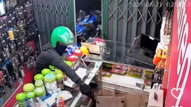 Pria berhelm ojol todong penjaga konter di Tambun, Kabupaten Bekasi.