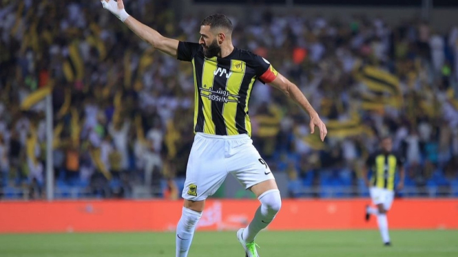 Striker Al Ittihad Karim Benzema rayakan gol
