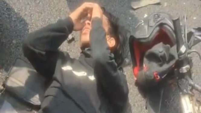 Pelaku penjambretan tabrak separator saat berusaha kabur di Jalan Sudirman. 