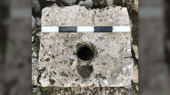 Tempat duduk toilet batu dari Armon ha-Natziv, Yerusalem.