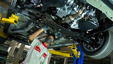 VIVA Otomotif: Ilustrasi periksa bagian bawah dan kaki-kaki mobil.