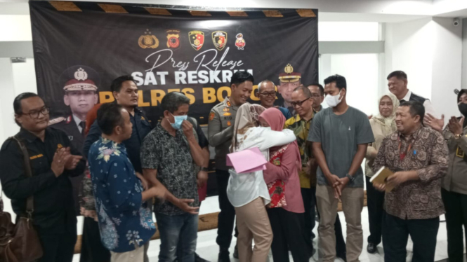 Kedua orang tua bayi tertukar saling berangkulan di Polres Bogor