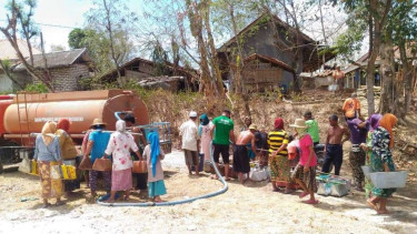 Badan Penanggulangan Bencana Kabupaten Pamekasan menerjunkan delapan armada tanki untuk menyuplai air bersih karena kekeringan.