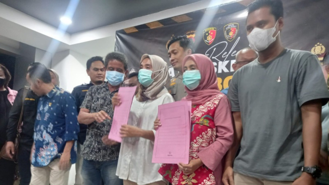 Keluarga bayi yang tertukar.