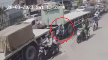 Detik-detik Ojol Terjatuh hingga Nyaris Terlindas Truk Gandeng di Cirebon