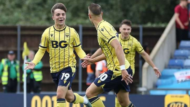 Oxford United merayakan kemenangan