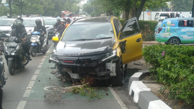 Pajero hantam Separator Busway dan Sigra di Jakbar