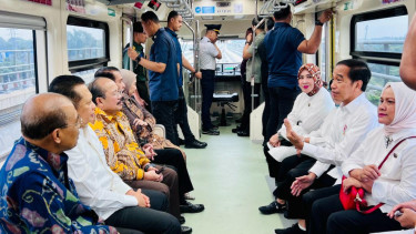 Presiden Jokowi bersama sejumlah kepala lembaga negara naik LRT Jabodebek