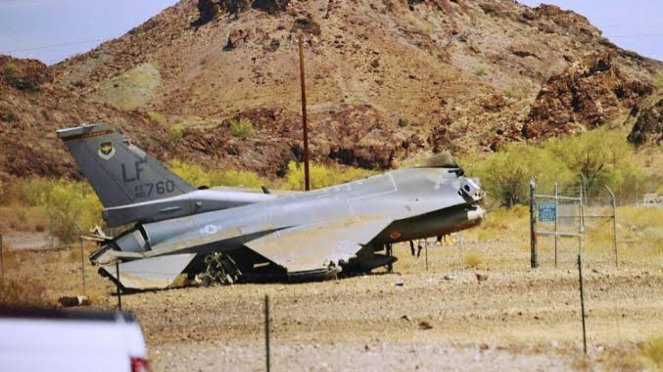 Los restos de un avión de combate F-16 se convierten en la Copa de la Victoria de Guerra de Rusia