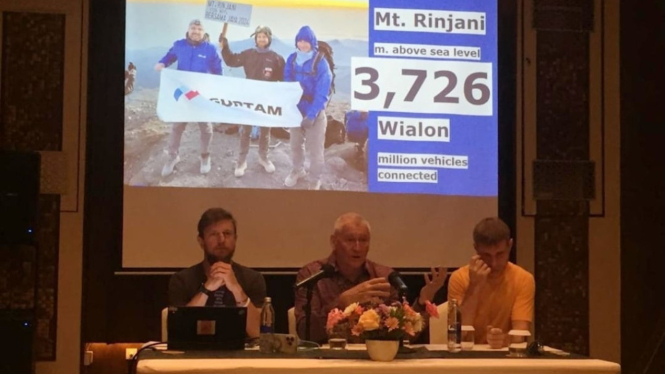 Sejumlah pakar telematika mendaki puncak Gunung Rinjani, Lombok, NTB.