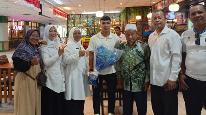 Arkhan Fikri (tengah) bersama keluarganya