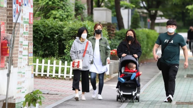 Warga Korsel berjalan di Seoul, Korea Selatan.