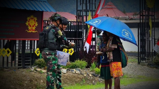 VIVA Militer: Prajurit Satgas Yonif PR 330/TD Kostrad bantu warga.