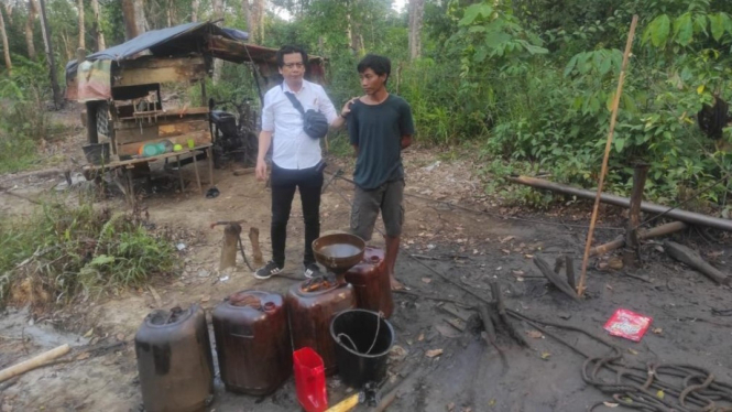 Tambang minyak ilegal di Jambi.