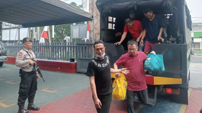 Yeni Sulistyowati dan Sutikno saat dikirim ke lapas IIB Jombang