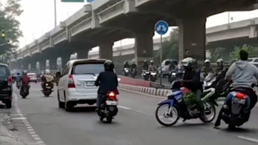 VIVA Otomotif: Detik-detik dua pemotor nyaris bertabrakan