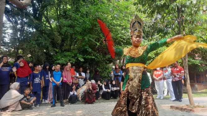 Momen Haru, Anak-Anak Disabilitas Kunjungi Anak Yatim Duafa