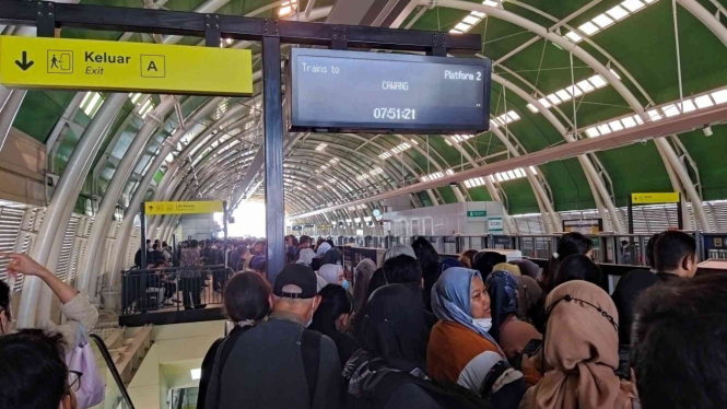 Penumpang padati stasiun LRT Jabodebek.