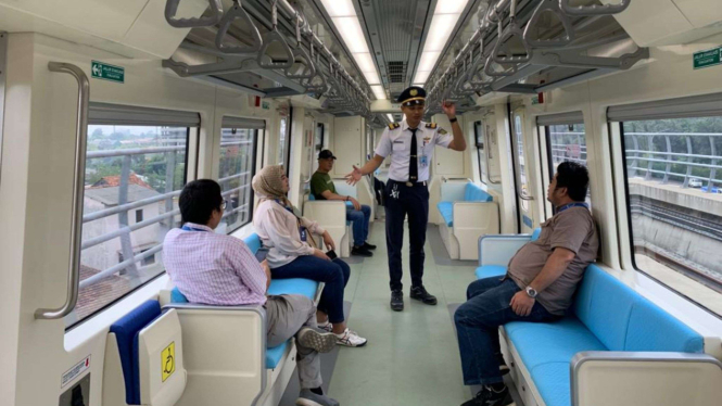Masinis LRT berbincang dengan penumpang