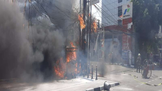 Kebakaran di sebelah SPBU Berlan, Jakarta Timur