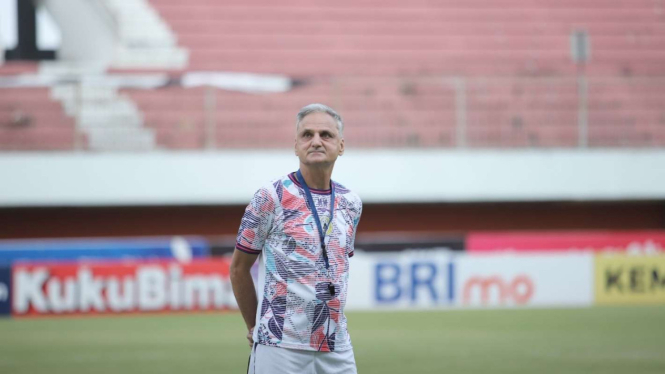 Pelatih PSS Sleman Marian Mihail