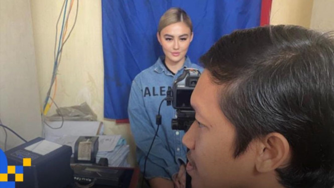 Agnez Mo lakukan perekaman foto KTP Elektronik di di Kelurahan Kedoya Utara