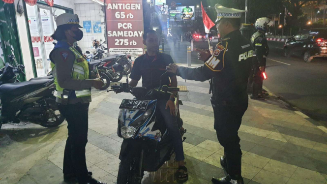 Polisi Tilang Pengendara Lawan Arah di Margonda Depok