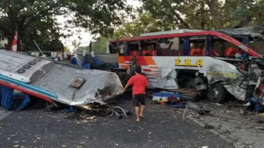 Bus Sugeng Rahayu dengan Bus Eka Tabrakan di Jalan Lintas Ngawi-Madiun
