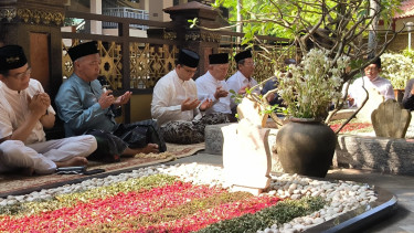 Anies Rasyid Baswedan saat berada di makam Gus Dur Ponpes Tebuireng