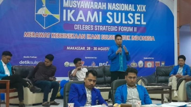 Ketua Umum PB IKAMI Sulsel Andi In'amul Hasan (berdiri)