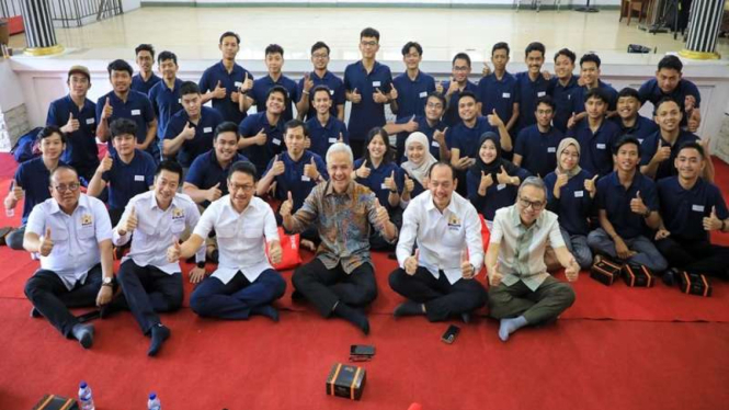 Ganjar Pranowo melepas mahasiswa magang perusahaan ke Republik Ceko
