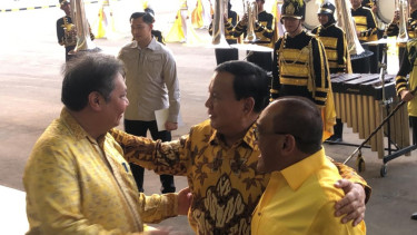 Prabowo Subianto disambut Airlangga Hartarto dan ARB saat tiba di DPP Golkar