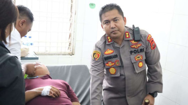  Kapolres Dairi, AKBP Reinhard H Nainggolan, saat menjenguk kedua korban di RS