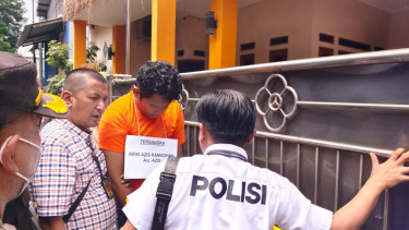 Rekonstruksi kasus pembunuhan ibu kandung dengan tersangka RA (23).