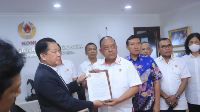 Thamrin Marzuki menyerahkan surat pengunduran diri